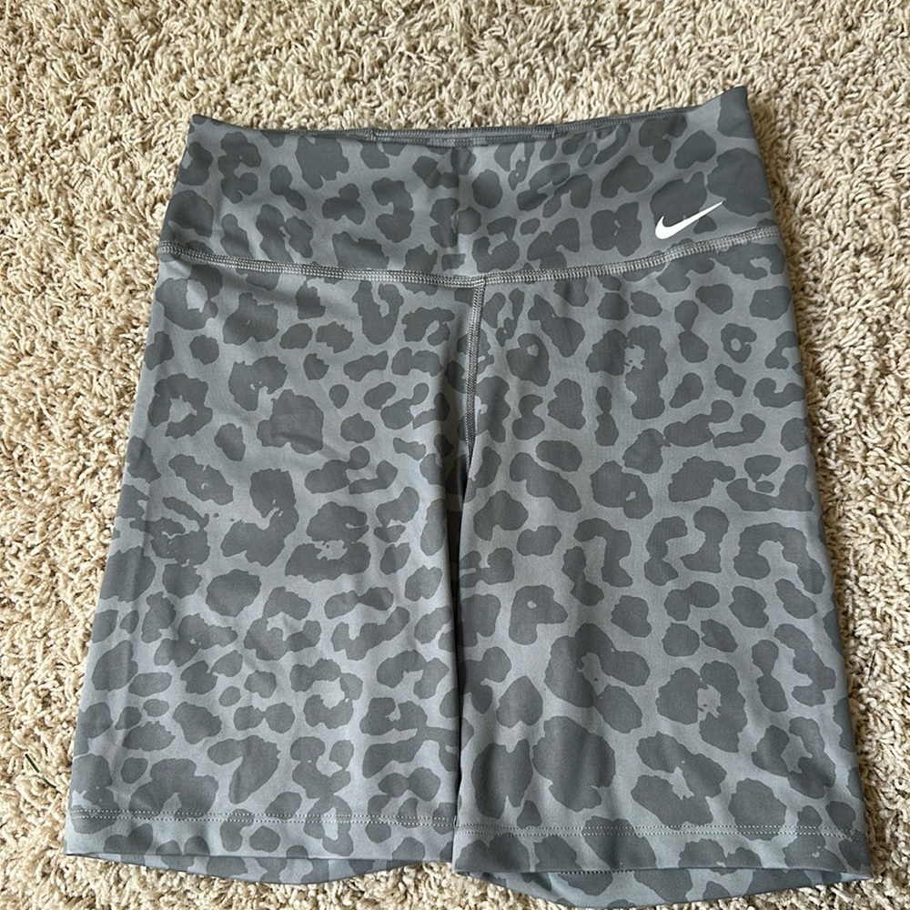 Nike One Women's Mid-Rise 7" Silver Cheetah Printed Biker Shorts Size M
